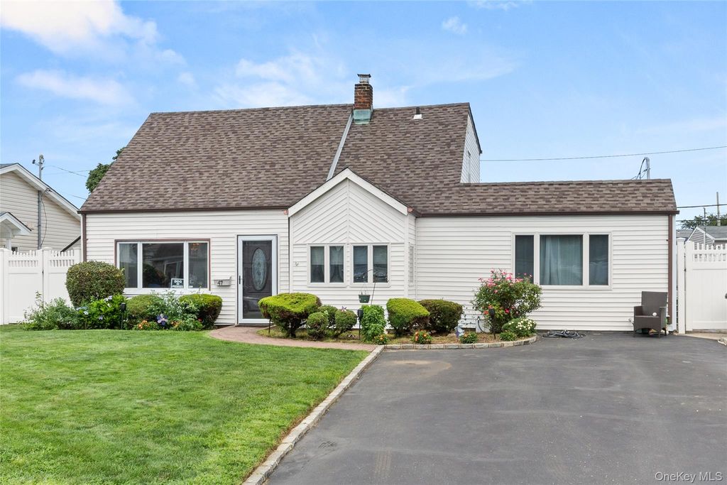 47 Cove Lane, Levittown, NY 11756