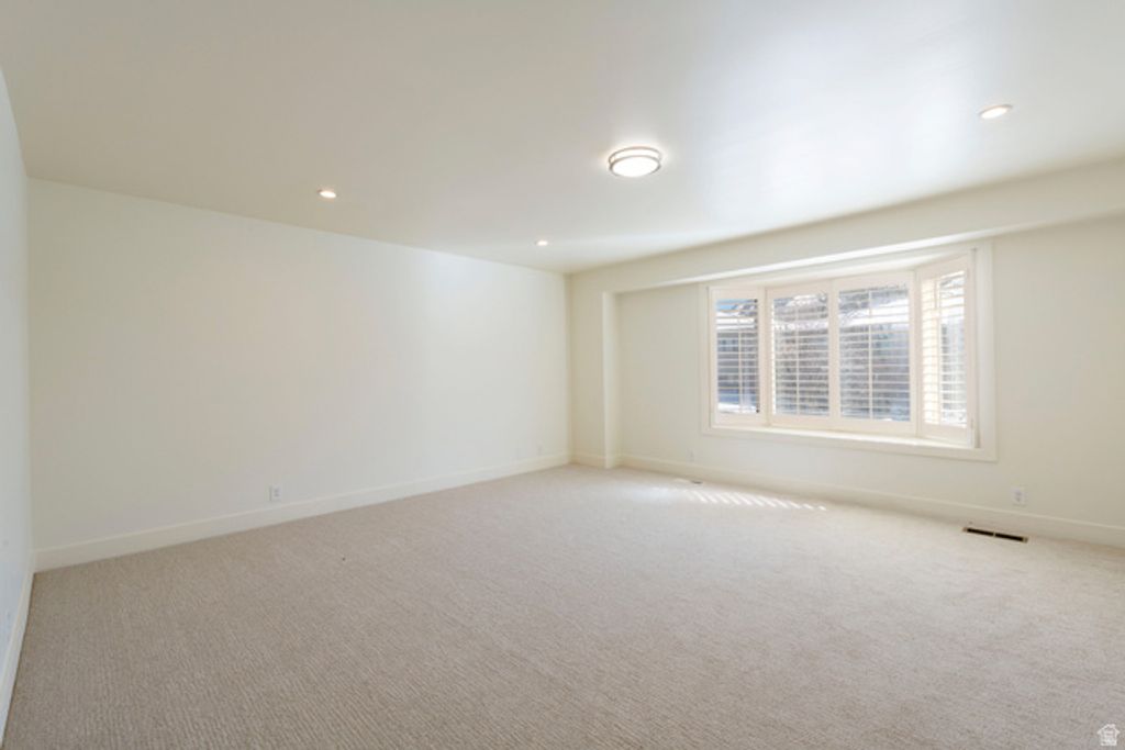 Image 11 of property listing at 3850 S QUAIL HOLLOW DR, Millcreek, UT 84109