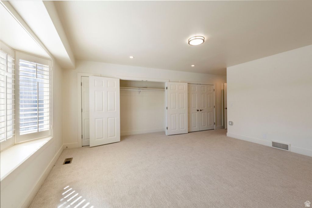 Image 13 of property listing at 3850 S QUAIL HOLLOW DR, Millcreek, UT 84109