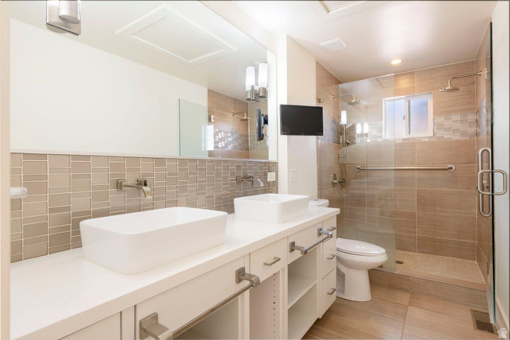 Image 14 of property listing at 3850 S QUAIL HOLLOW DR, Millcreek, UT 84109