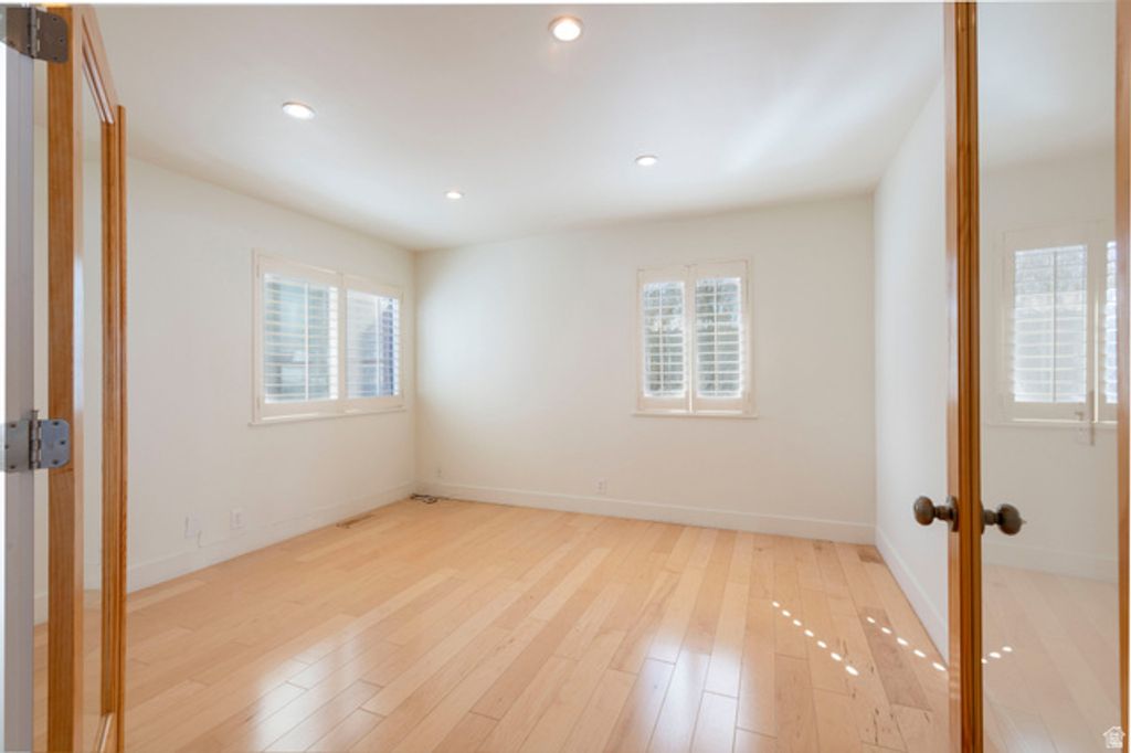 Image 15 of property listing at 3850 S QUAIL HOLLOW DR, Millcreek, UT 84109