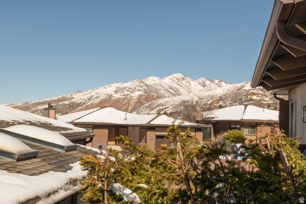 Image 27 of property listing at 3850 S QUAIL HOLLOW DR, Millcreek, UT 84109