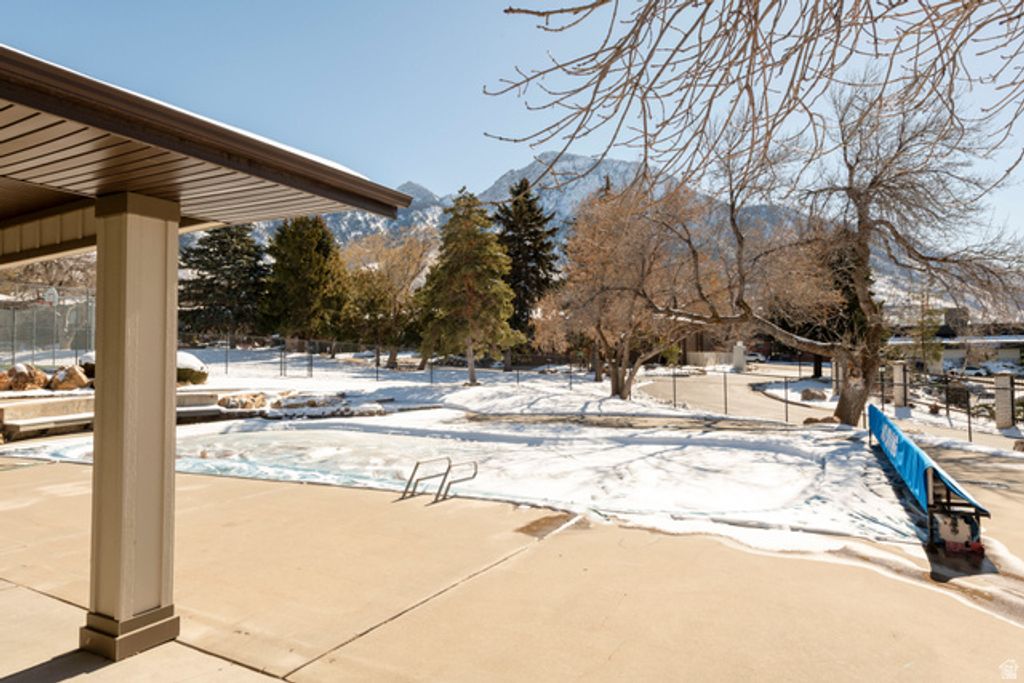 Image 33 of property listing at 3850 S QUAIL HOLLOW DR, Millcreek, UT 84109