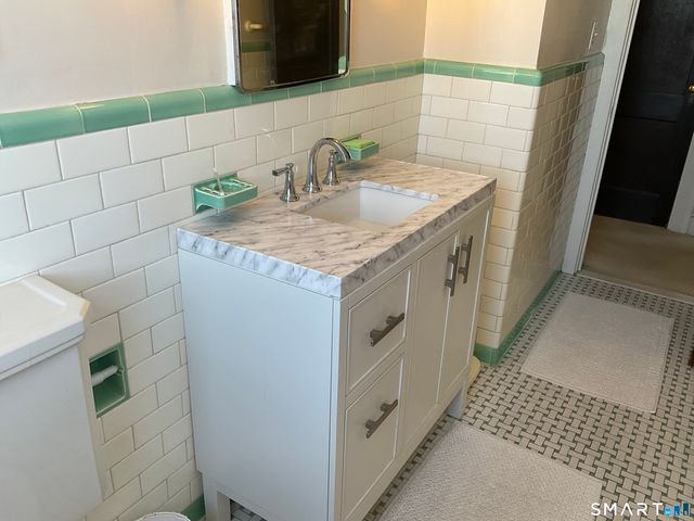 405 Mohegan Avenue Parkway, Waterford, CT 06375