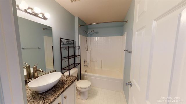2970 Barclay Way, Ann Arbor, MI 48105