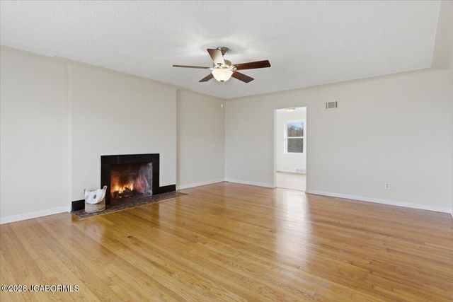 1511 SWIFTS HWY, Jefferson City, MO 65109