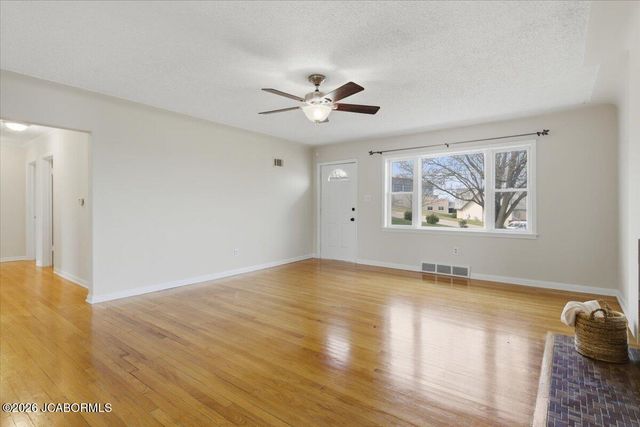 1511 SWIFTS HWY, Jefferson City, MO 65109