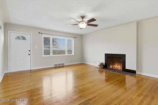 1511 SWIFTS HWY, Jefferson City, MO 65109