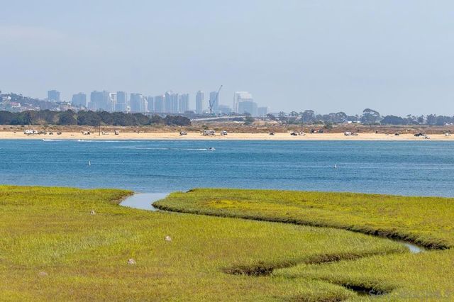 4015 Crown Point Dr. 310, San Diego, CA 92109