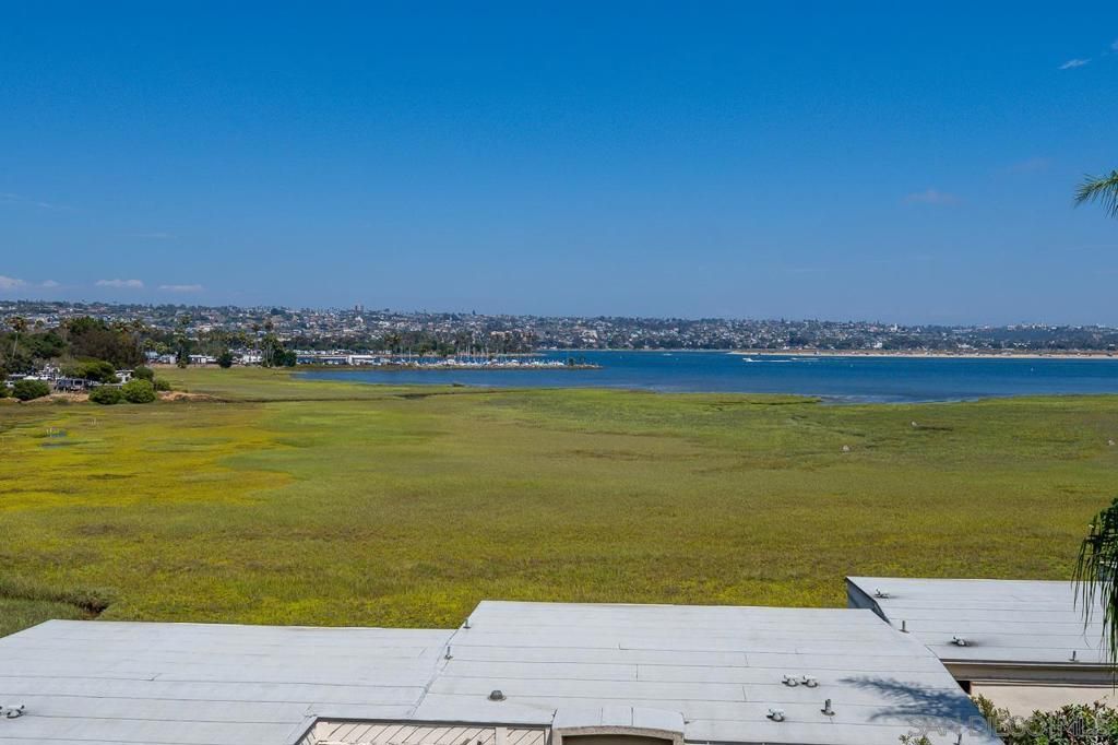 Image 20 of property listing at 4015 Crown Point Dr. 310, San Diego, CA 92109