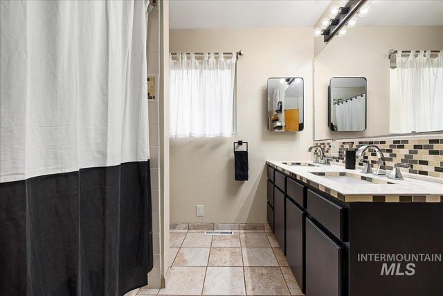 1025 W Highland View Dr, Boise, ID 83702