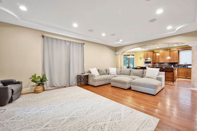 2323 Douglas Avenue, Des Plaines, IL 60018