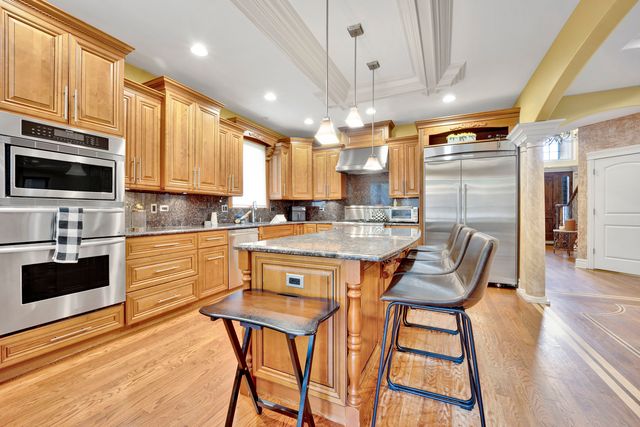 2323 Douglas Avenue, Des Plaines, IL 60018