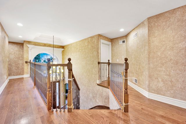 2323 Douglas Avenue, Des Plaines, IL 60018