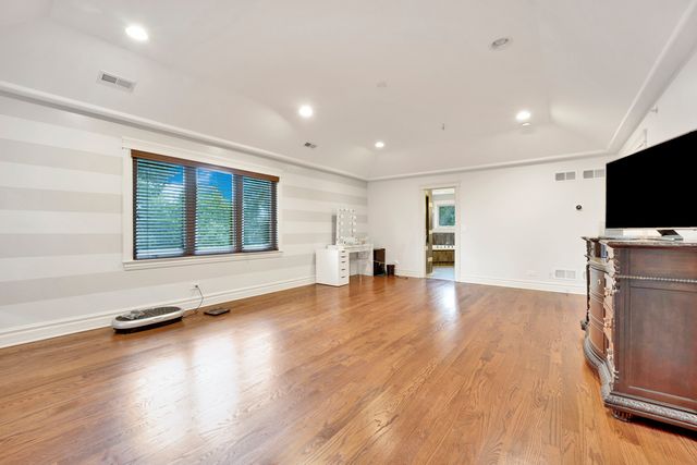 2323 Douglas Avenue, Des Plaines, IL 60018