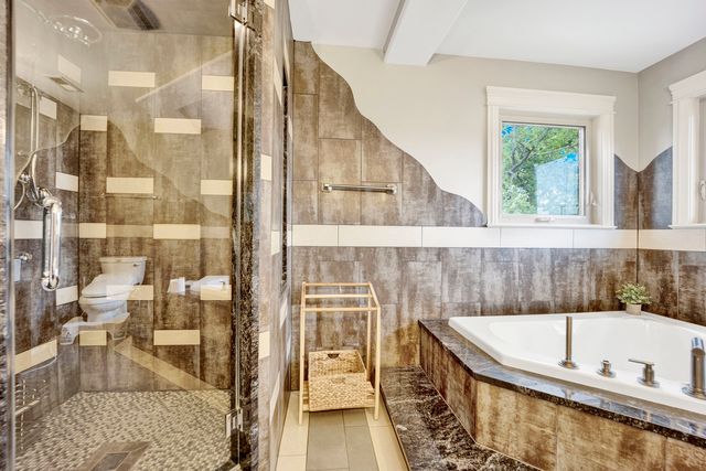 2323 Douglas Avenue, Des Plaines, IL 60018