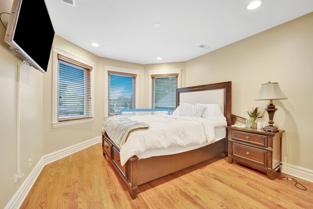 2323 Douglas Avenue, Des Plaines, IL 60018