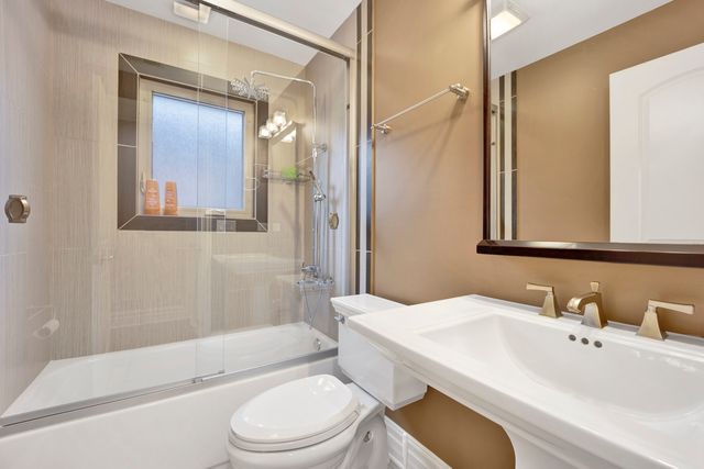 2323 Douglas Avenue, Des Plaines, IL 60018