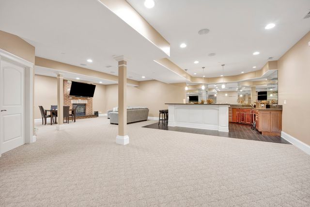 2323 Douglas Avenue, Des Plaines, IL 60018