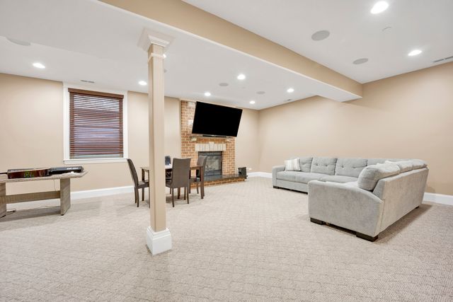 2323 Douglas Avenue, Des Plaines, IL 60018