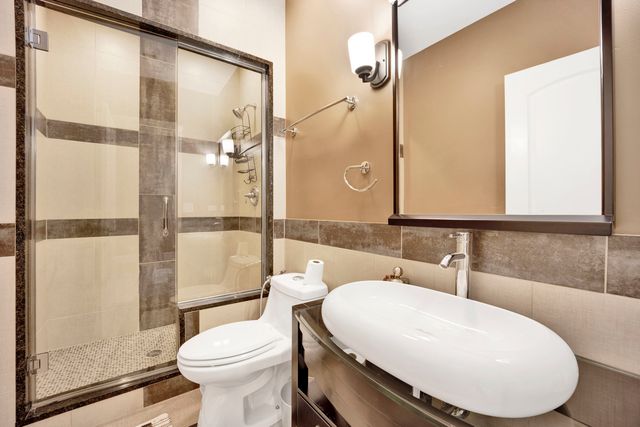 2323 Douglas Avenue, Des Plaines, IL 60018