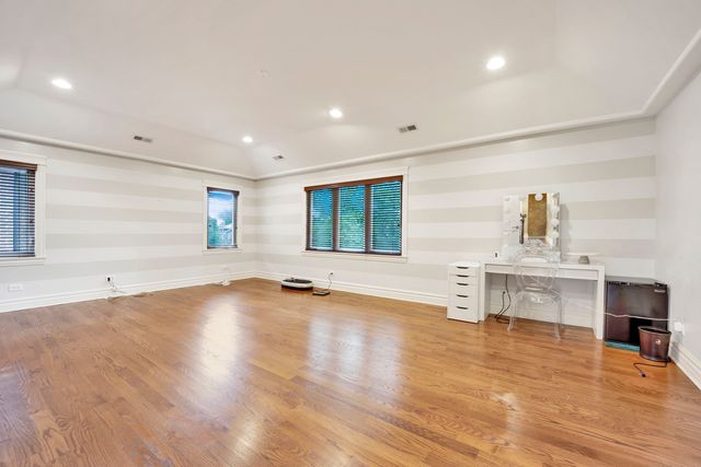 2323 Douglas Avenue, Des Plaines, IL 60018