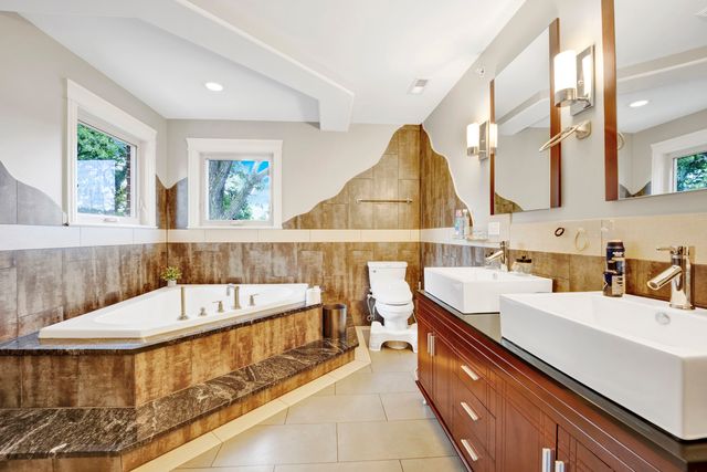 2323 Douglas Avenue, Des Plaines, IL 60018