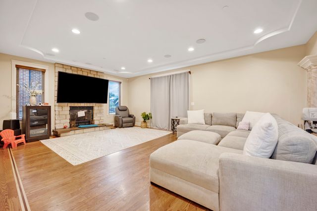 2323 Douglas Avenue, Des Plaines, IL 60018