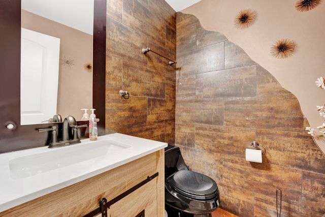 2323 Douglas Avenue, Des Plaines, IL 60018