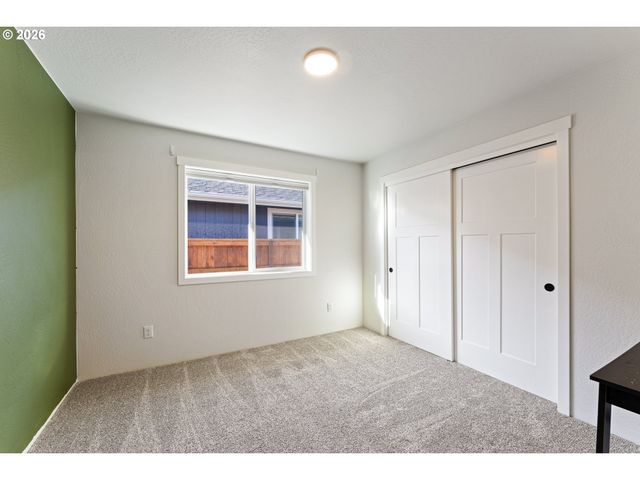 1876 Sw MISTYBROOK Dr, Grants Pass, OR 97527