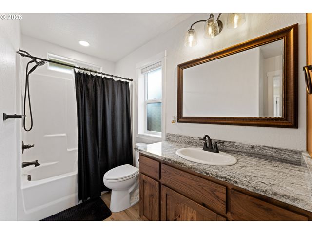 1876 Sw MISTYBROOK Dr, Grants Pass, OR 97527