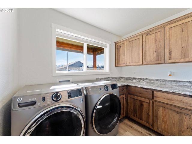 1876 Sw MISTYBROOK Dr, Grants Pass, OR 97527