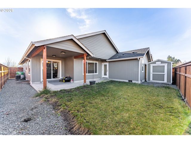 1876 Sw MISTYBROOK Dr, Grants Pass, OR 97527