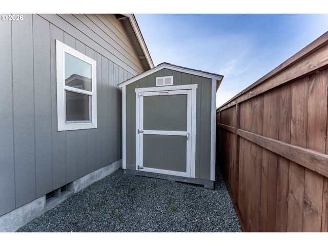 1876 Sw MISTYBROOK Dr, Grants Pass, OR 97527