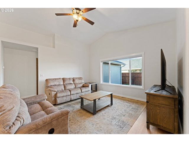 1876 Sw MISTYBROOK Dr, Grants Pass, OR 97527