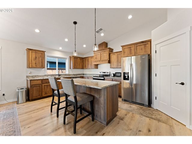 1876 Sw MISTYBROOK Dr, Grants Pass, OR 97527