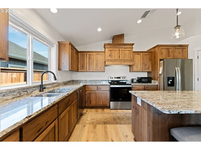 1876 Sw MISTYBROOK Dr, Grants Pass, OR 97527