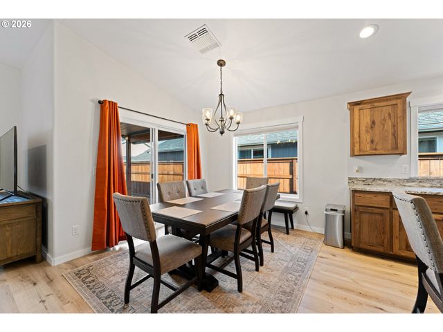 1876 Sw MISTYBROOK Dr, Grants Pass, OR 97527