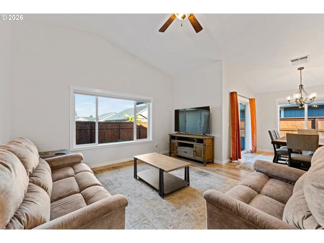 1876 Sw MISTYBROOK Dr, Grants Pass, OR 97527