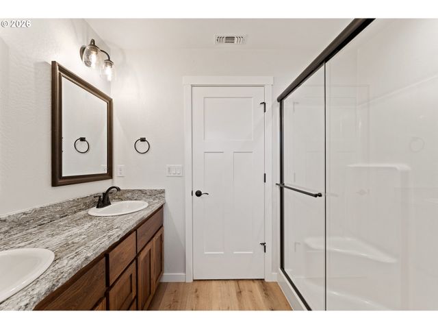 1876 Sw MISTYBROOK Dr, Grants Pass, OR 97527