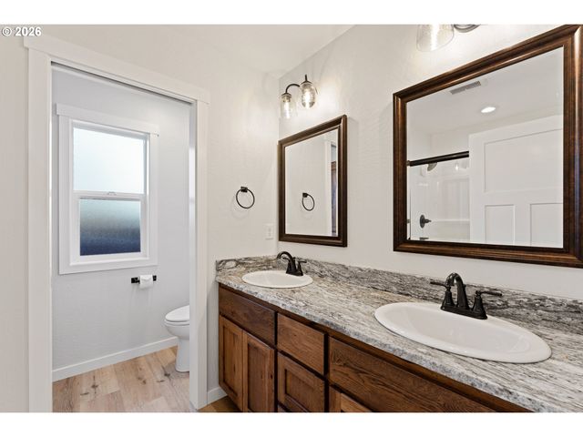 1876 Sw MISTYBROOK Dr, Grants Pass, OR 97527