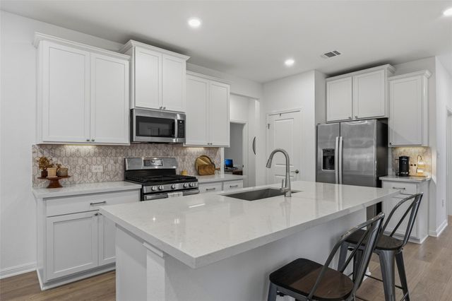 858 Papaya DR, Buda, TX 78610