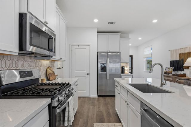 858 Papaya DR, Buda, TX 78610