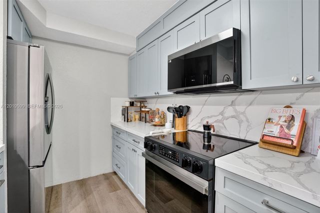 10750 S Golfview Dr, Pembroke Pines, FL 33026