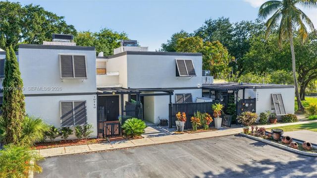 10750 S Golfview Dr, Pembroke Pines, FL 33026