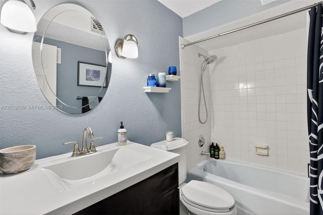 10750 S Golfview Dr, Pembroke Pines, FL 33026