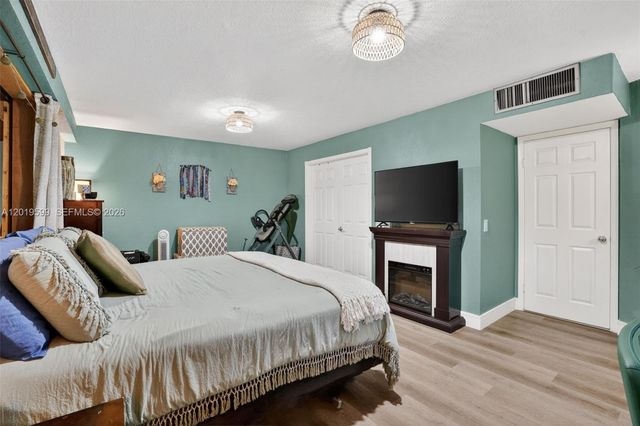 10750 S Golfview Dr, Pembroke Pines, FL 33026