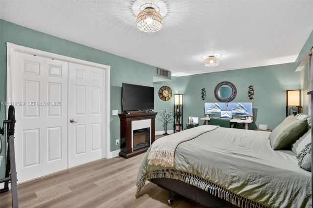 10750 S Golfview Dr, Pembroke Pines, FL 33026