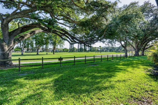 10750 S Golfview Dr, Pembroke Pines, FL 33026