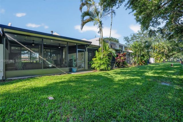 10750 S Golfview Dr, Pembroke Pines, FL 33026